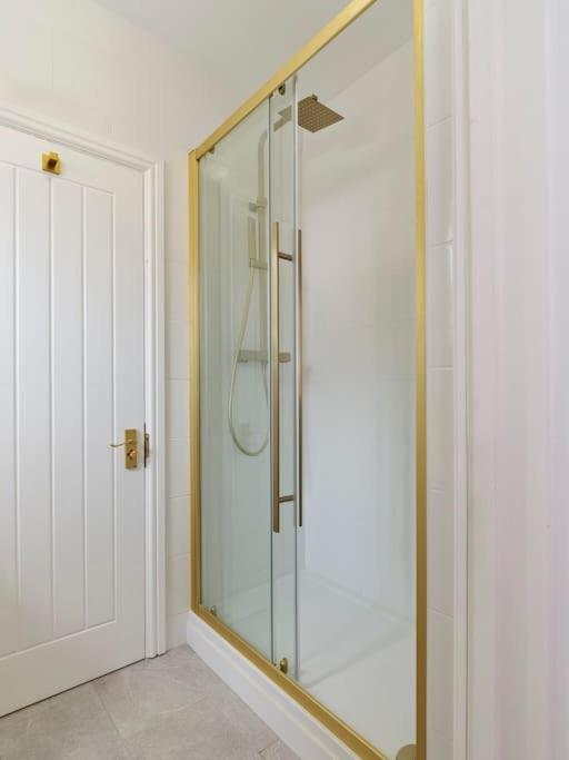 Rofennie Suite -Luxury Ensuite Room! เมดสโตน ภายนอก รูปภาพ